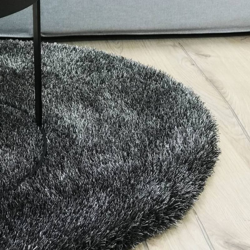Chester 24- Rond hoogpolig vloerkleed met een mix van zwart garen