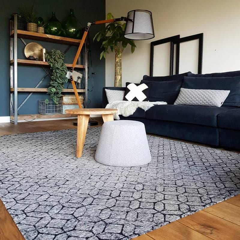 Noma 23 - Uniek geometrisch vloerkleed in steengrijze en zwarte kleursamenstelling