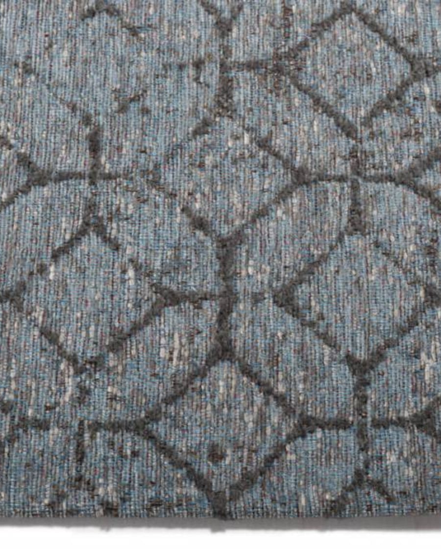 Noma 31 - Uniek geometrisch vloerkleed in pastelblauw met donkergrijze lijnen