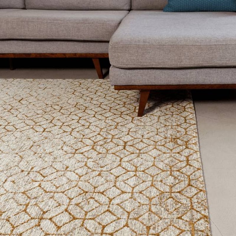 Noma 62 - Uniek geometrisch vloerkleed in steengrijze en donker okergele kleurstelling