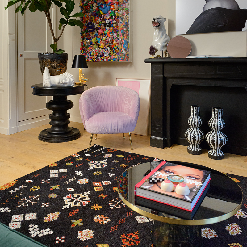 Bolivian Etis Black 25 - Stoer kleed met Azteken print by Fred van Leer