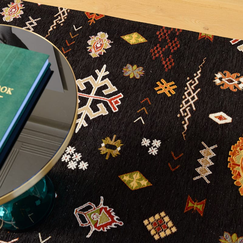 Bolivian Etis Black 25 - Stoer kleed met Azteken print by Fred van Leer