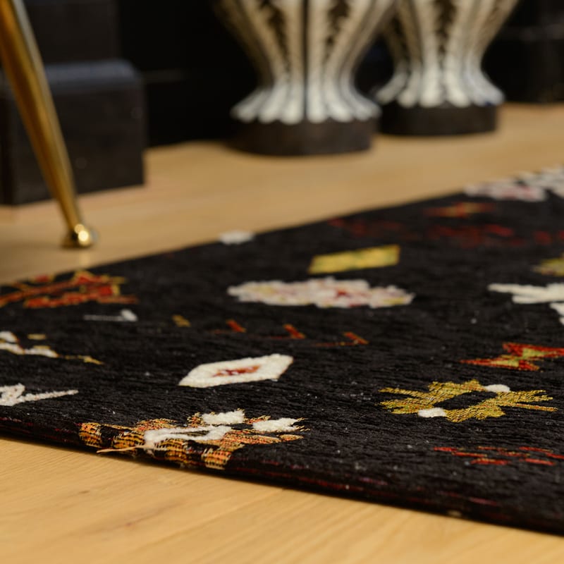 Bolivian Etis Black 25 - Stoer kleed met Azteken print by Fred van Leer