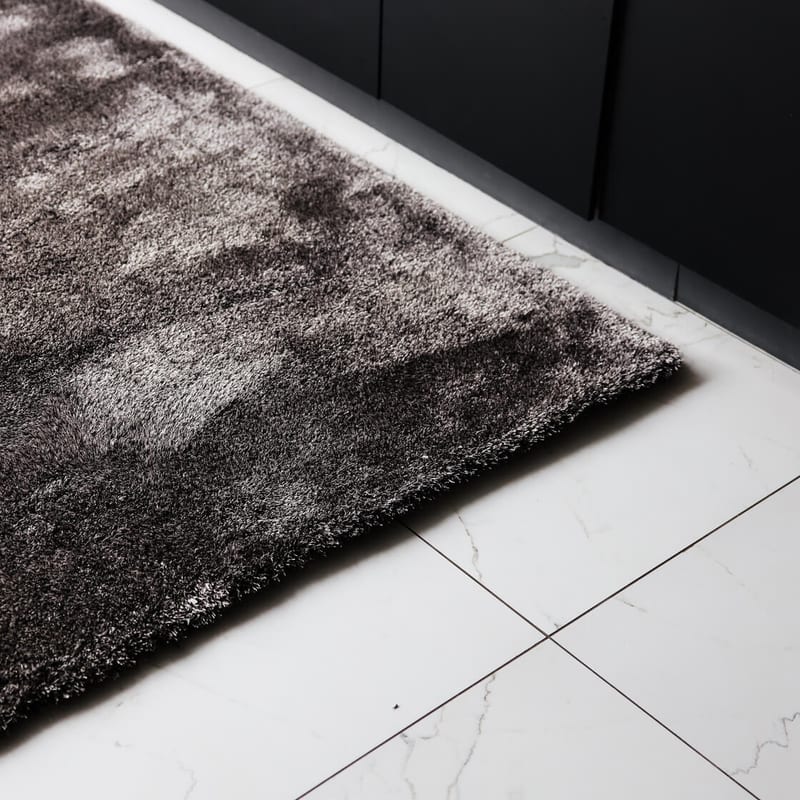 Ross 26 - Uniek hoogpolig vloerkleed in antraciet/grijze kleursamenstelling
