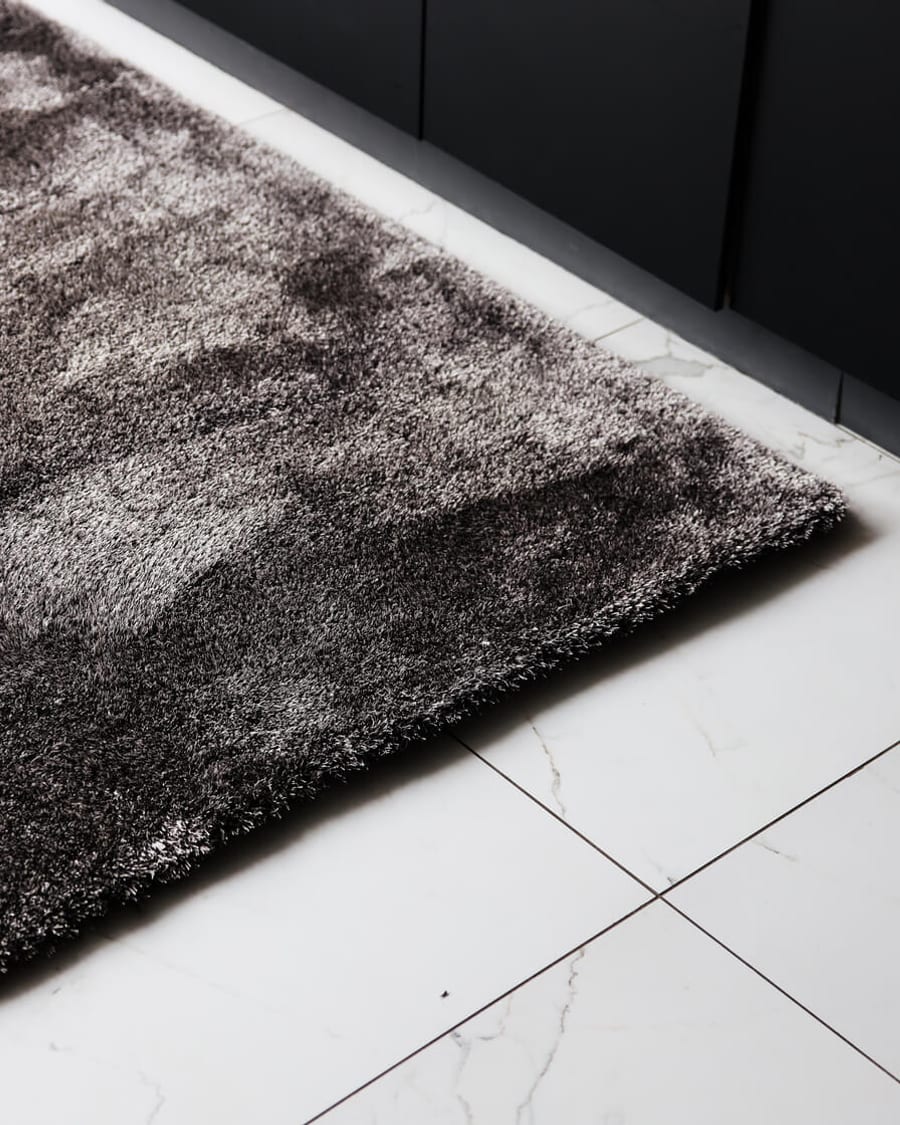 Ross 26 - Uniek hoogpolig vloerkleed in antraciet/grijze kleursamenstelling