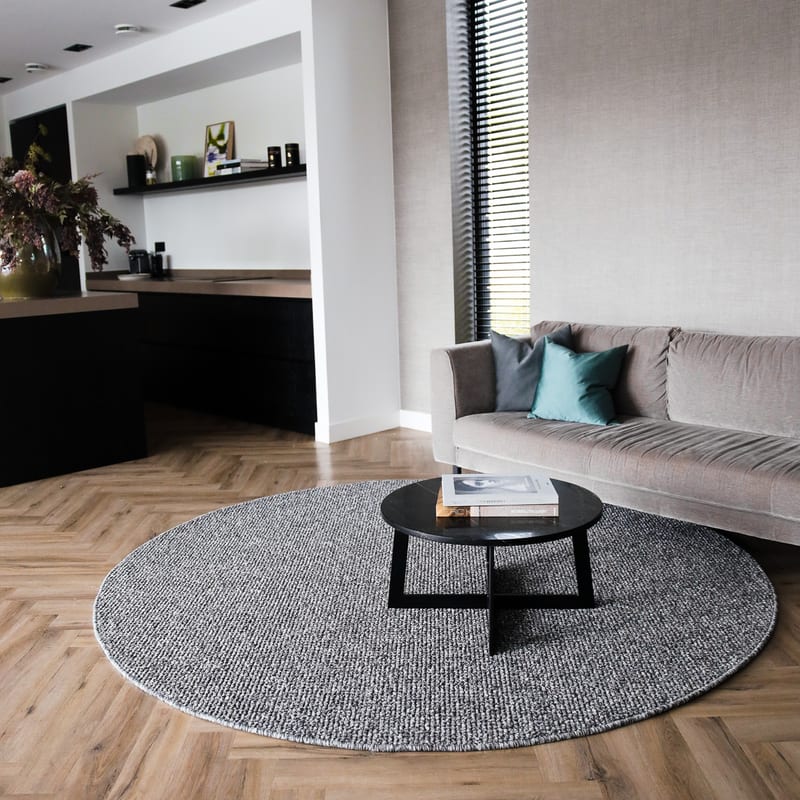 Natural Life 21 Donkergrijs - Rond vloerkleed wollen look met noppenstructuur