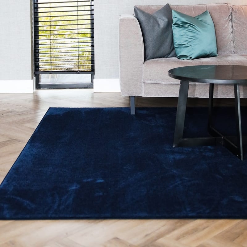 Frisco 35 - Zacht effen vloerkleed in dark blue