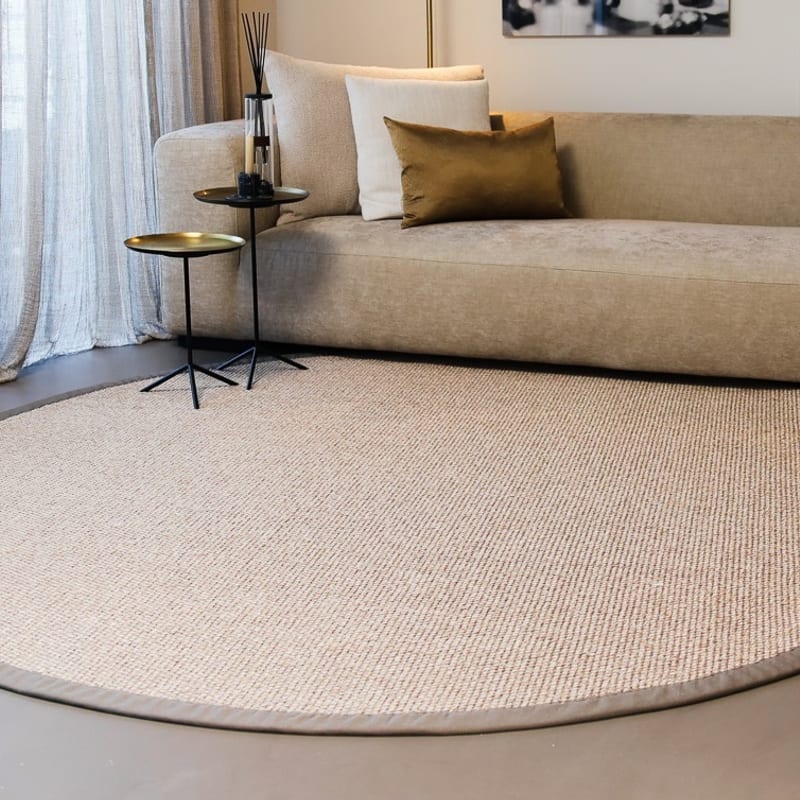 Lago 21 -  Rond  sisal vloerkleed in het zilvergrijs met taupe band