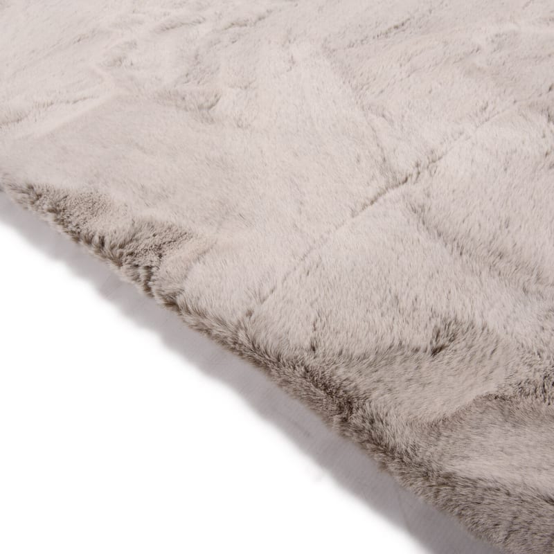 Lupo 13 - Knuffelzacht hoogpolig vloerkleed in elegant beige, met creme puntjes