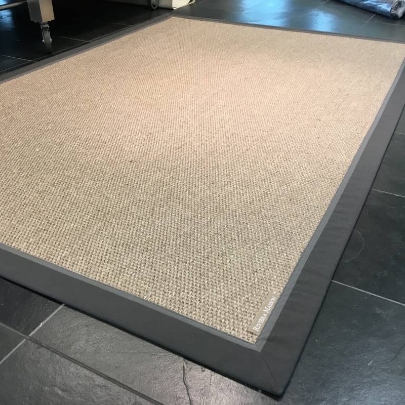 EdgarTown Grey RM23 - Naturel/Grijs sisal vloerkleed met donkergrijze band van Rivièra Maison
